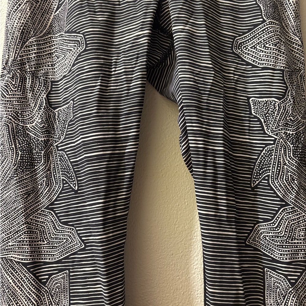 lululemon athletica size 6 black and white Abstract  Leggings - Picture 6 of 10